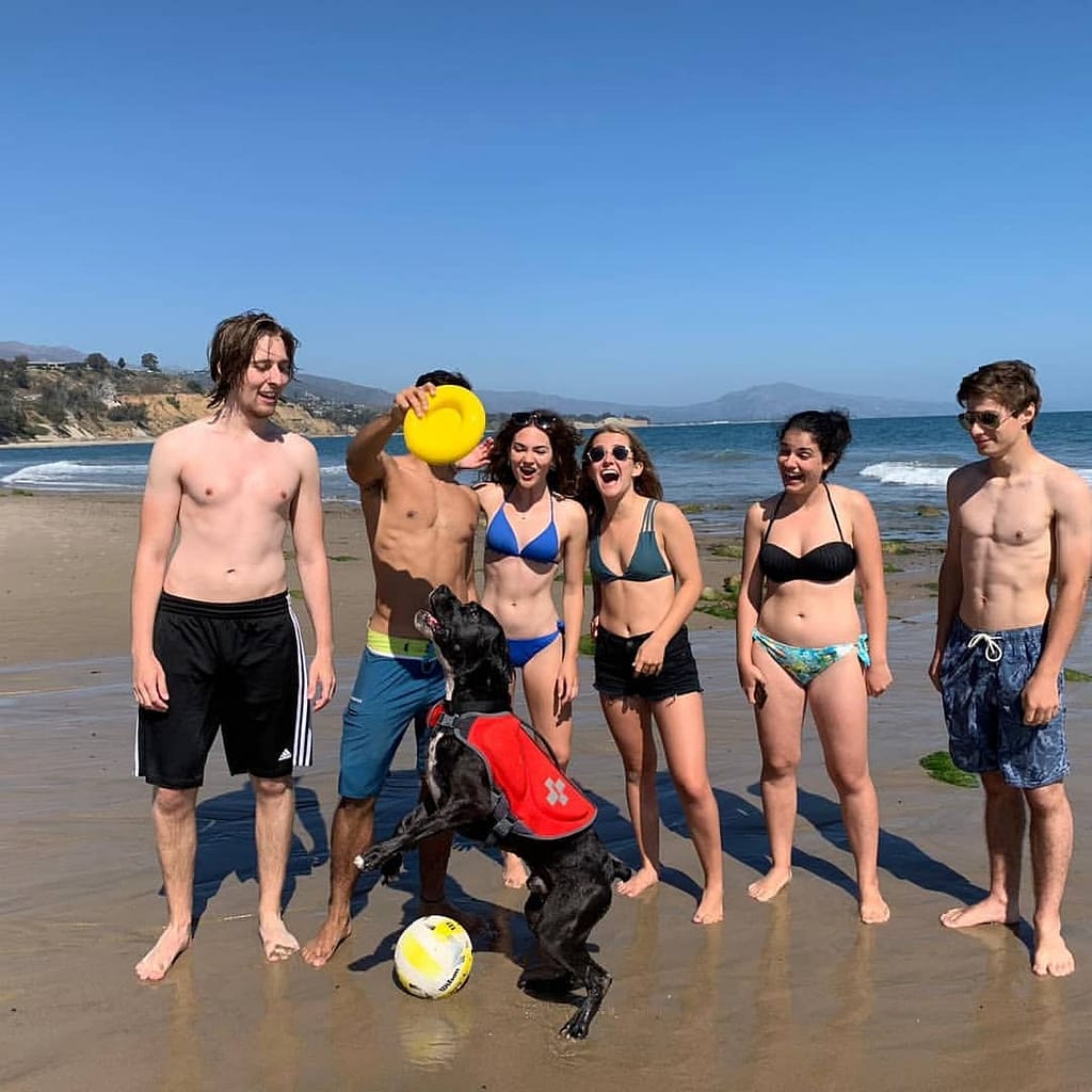Mes camarades et moi sur une plage de Santa Barbara aux États-Unis