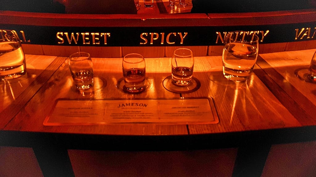 Photo de dégustation de whisky Jameson à Dublin par Pierre Fayard