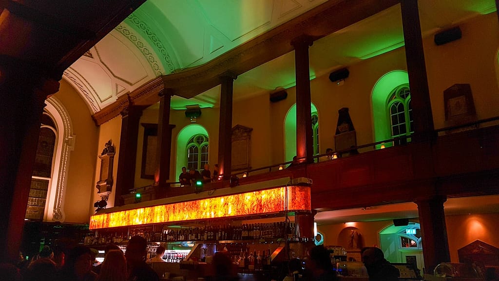 Photo du bar dans le Church Bar à Dublin par Pierre Fayard