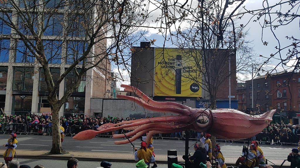 PHOTO-POULPE-GEANT-PARADE-SAINT-PATRICK-DUBLIN-PIERRE-FAYARD Photo d'un poulpe géant à la parade de la Saint Patrick à Dublin par Pierre Fayard