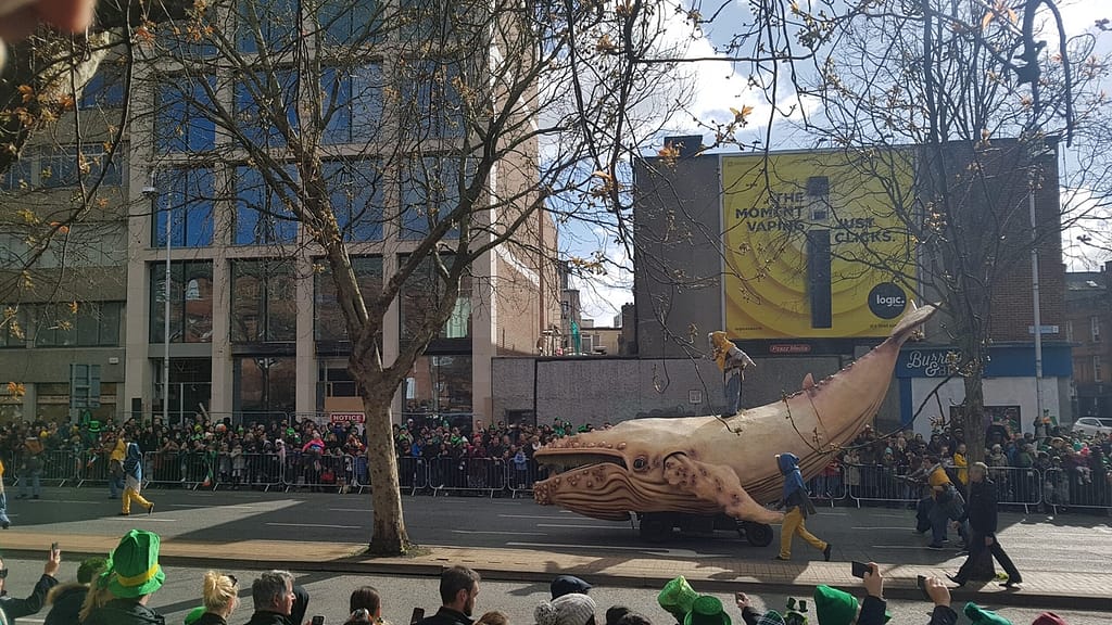 PHOTO-BALEINE-GEANTE-PARADE-SAINT-PATRICK-DUBLIN-PIERRE-FAYARD Photo d'une baleine géante à la parade de la Saint Patrick à Dublin par Pierre Fayard