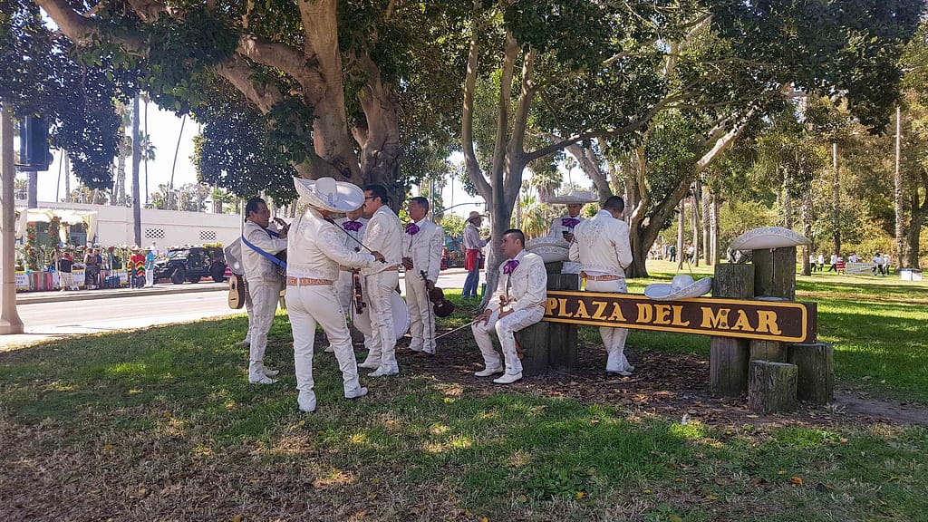 PHOTO-MUSICIENS-MEXICAINS-SANTA-BARBARA-PIERRE-FAYARD Photo par Pierre Fayard de musiciens mexicains à Santa Barbara aux États-Unis