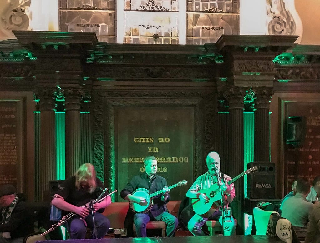 Photo de musiciens dans le Church Bar à Dublin en Irlande par Pierre Fayard