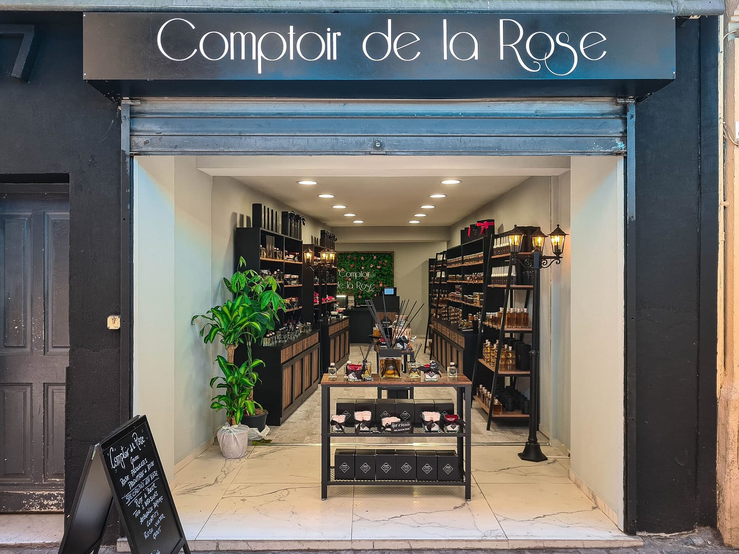 Prise photo et retouches - extérieur magasin Cannes du Comptoir de la Rose par Pierre Fayard