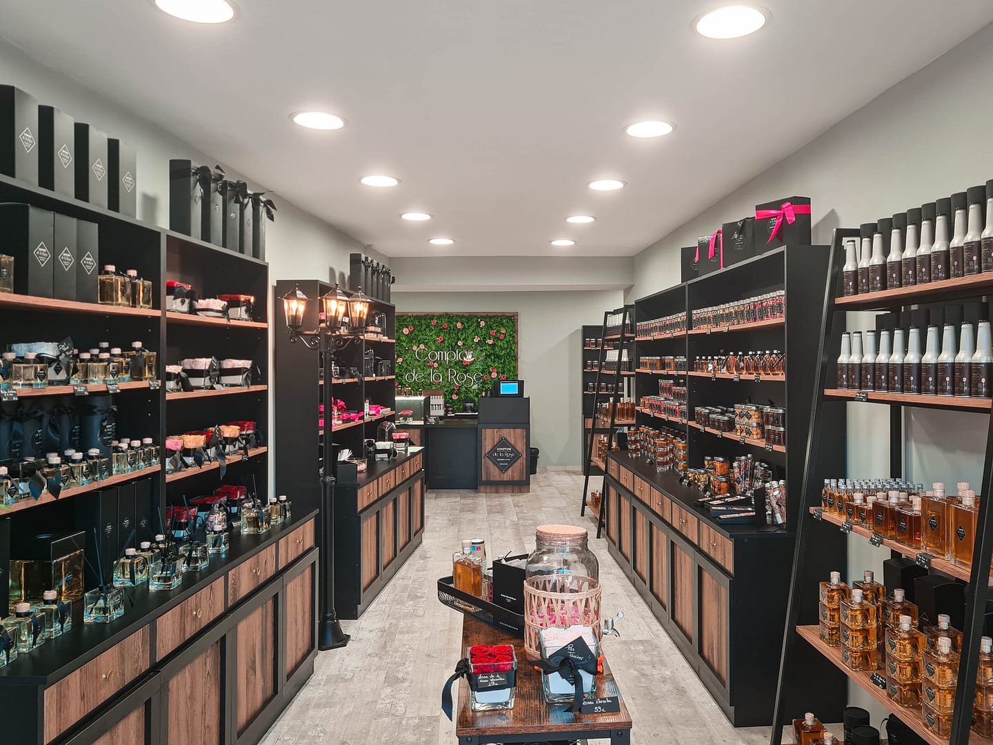 Prise photo et retouches - intérieur magasin Cannes du Comptoir de la Rose par Pierre Fayard