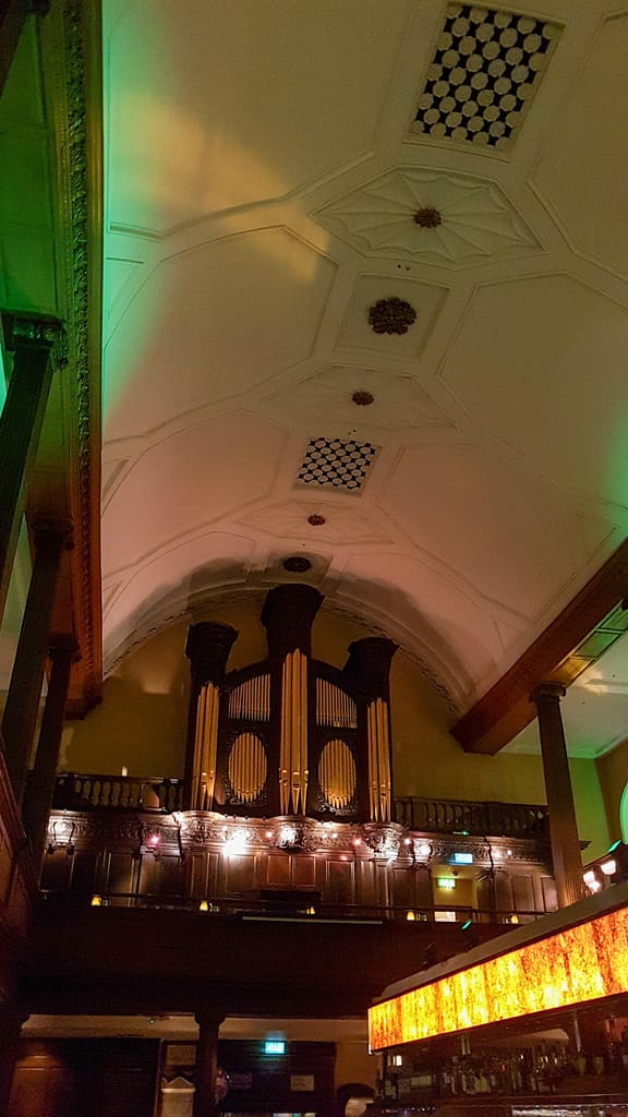 Photo de l'orgue dans le Church Bar à Dublin par Pierre Fayard