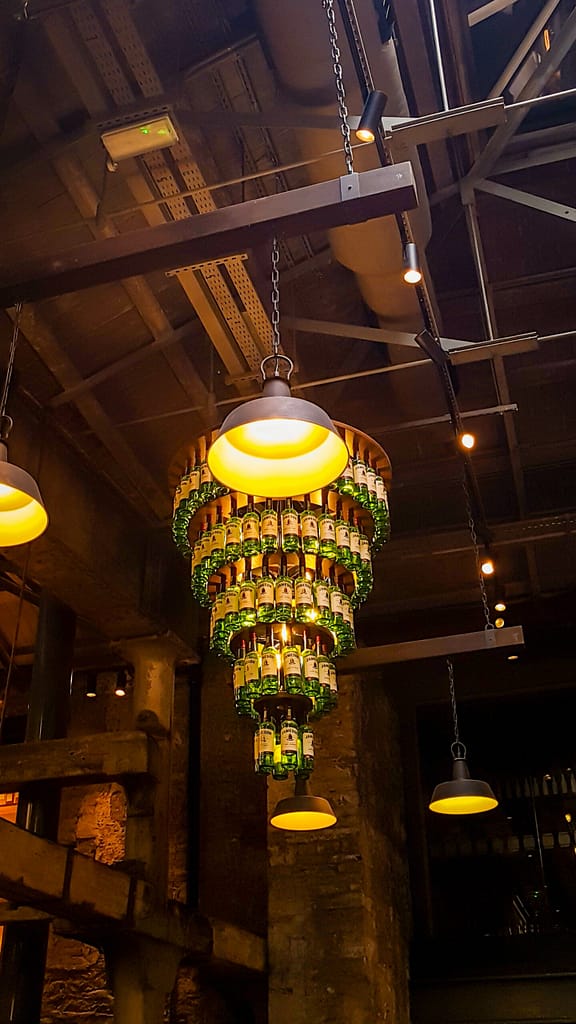 PHOTO-LUSTRE-BOUTEILLES-JAMESON-PIERRE-FAYARD Photo d'un lustre de bouteille à la Distillerie Old Jameson par Pierre Fayard