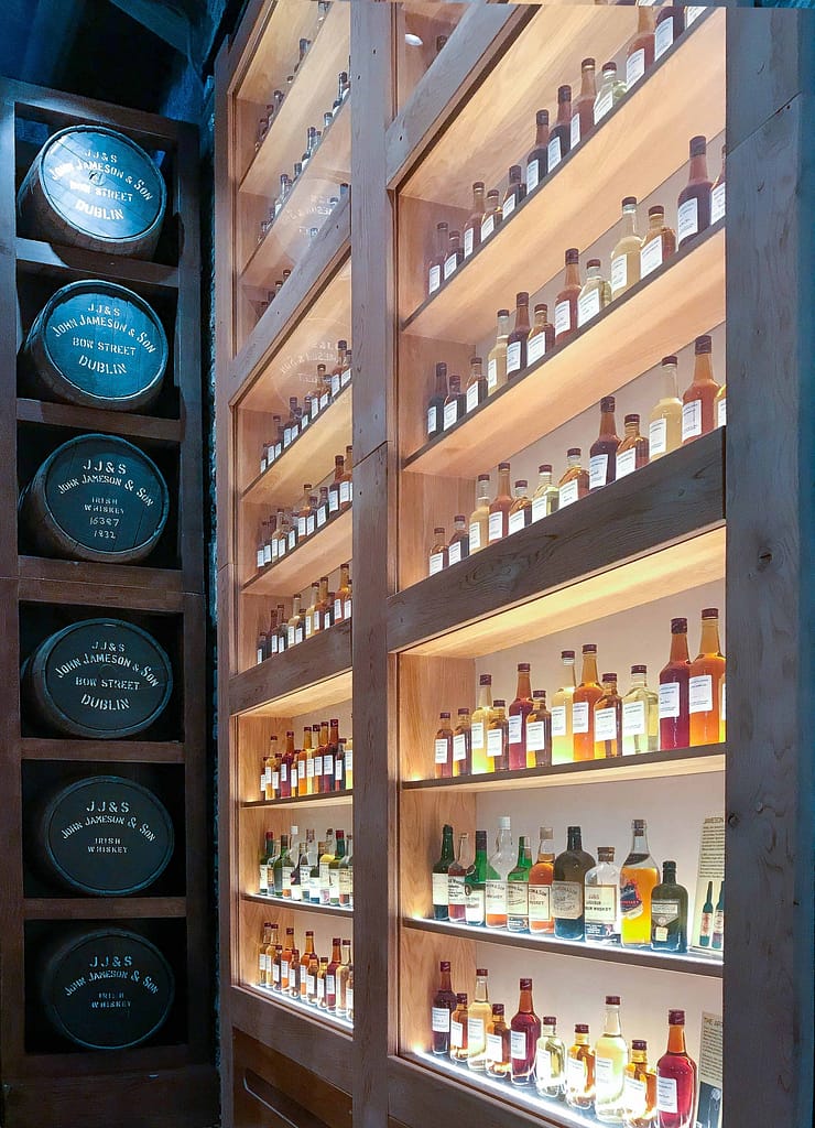 Photo d'une réserve de bouteilles dans la Distillerie Old Jameson à Dublin par Pierre Fayard